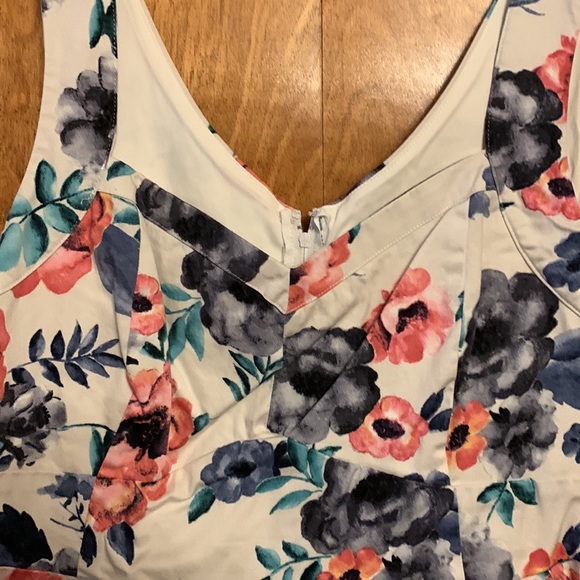 Torrid watercolor print v- neck peplum top, size 3X - Picture 2 of 4